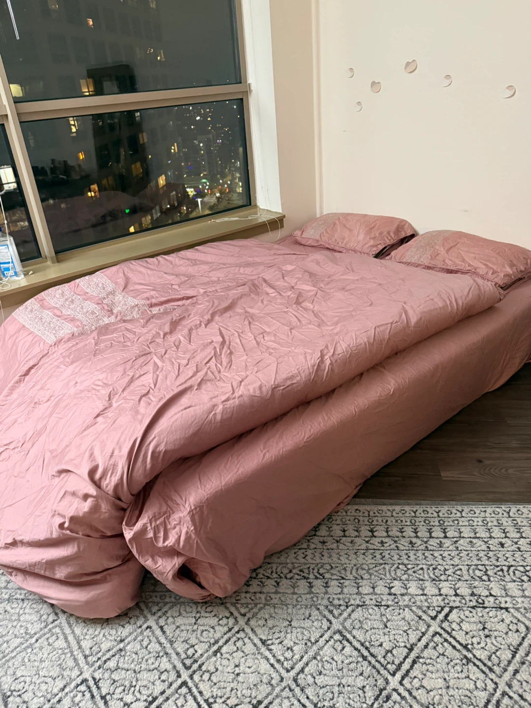 Mattress with pillows, bedsheets and quilt - photo 2