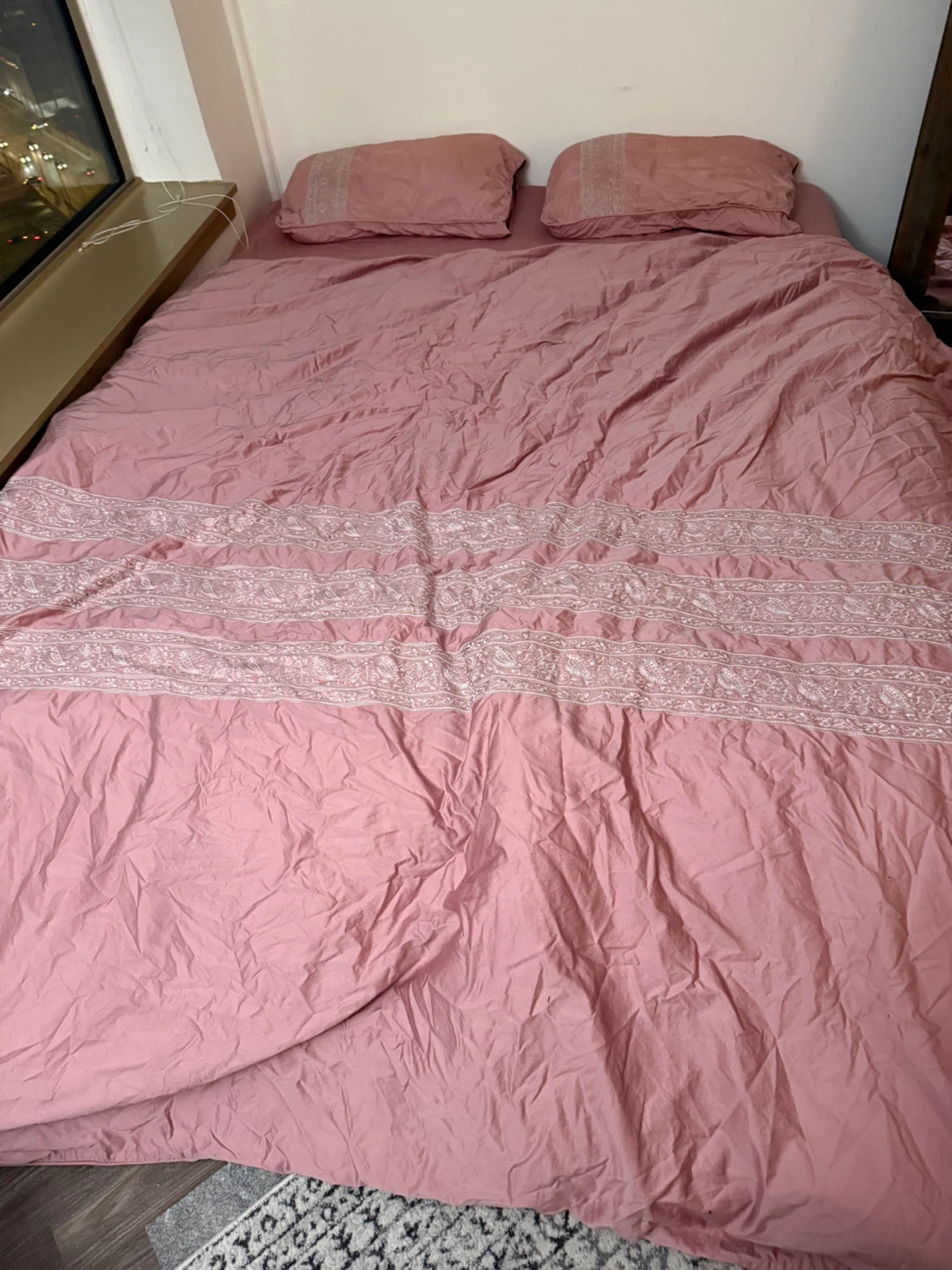 Mattress with pillows, bedsheets and quilt - photo 3