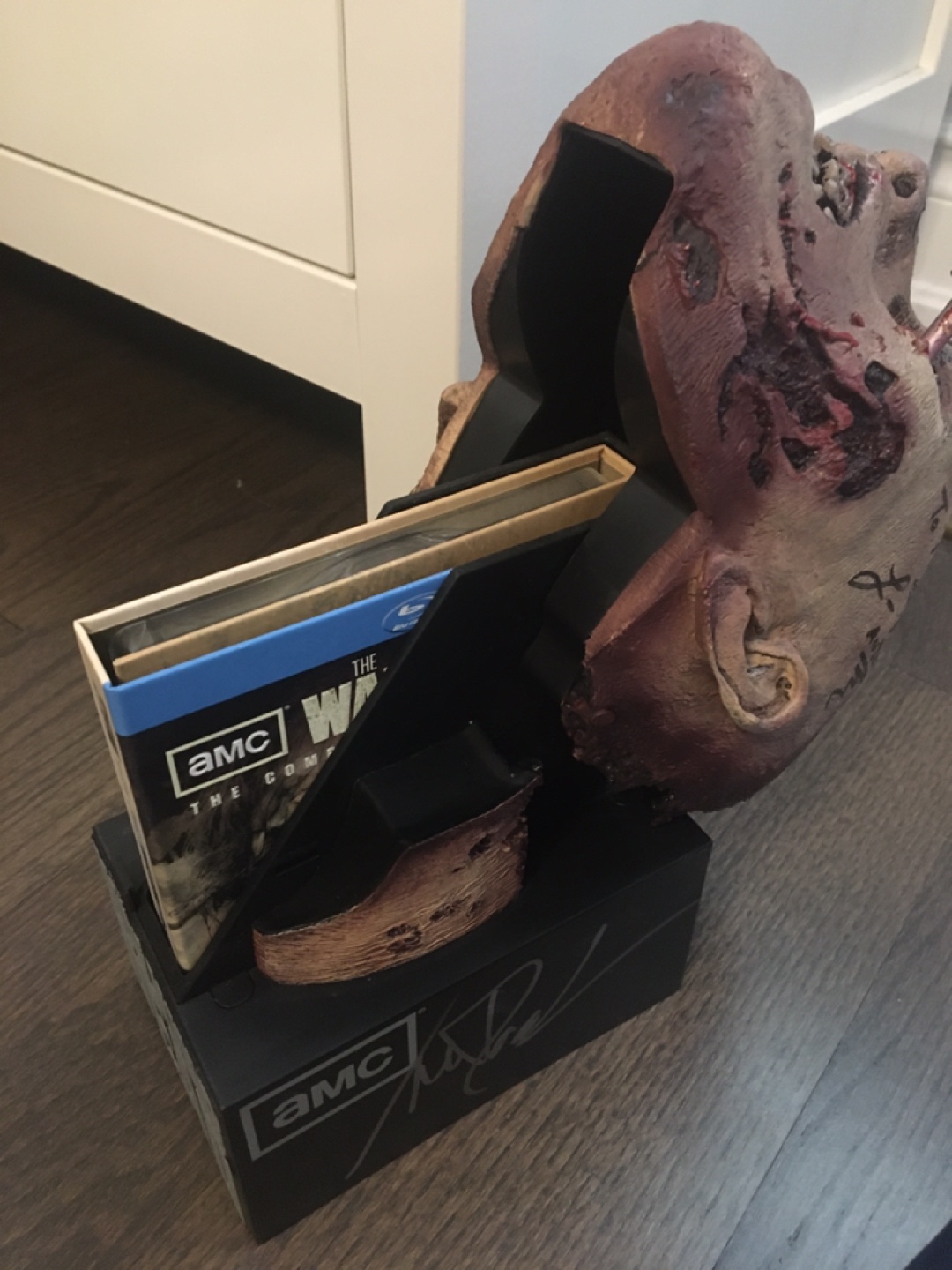 The Walking Dead Blu-Ray Set Zombie head personalized autographs - photo 5