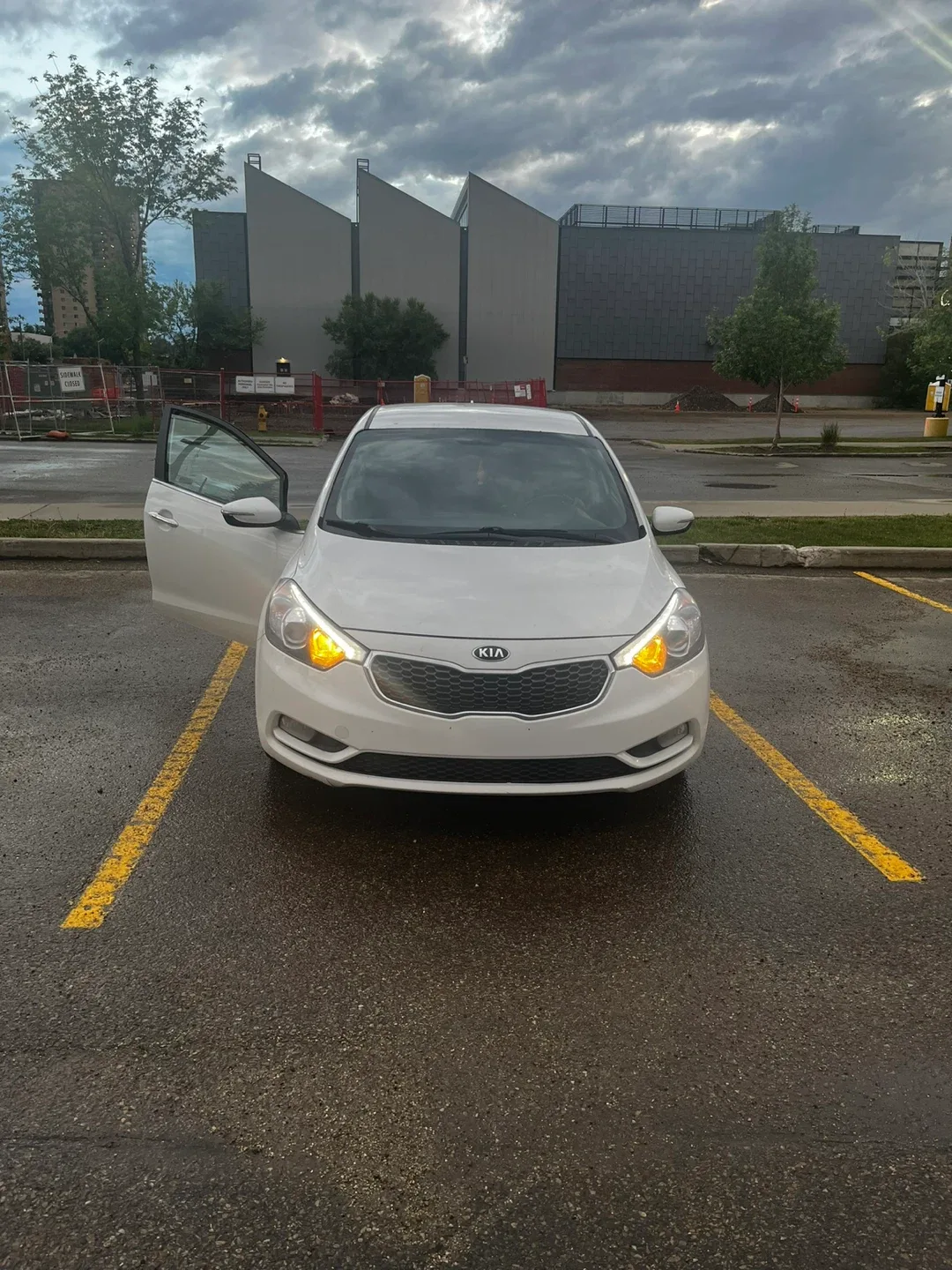 2015 Kia Forte - White Sedan image indicator(2)