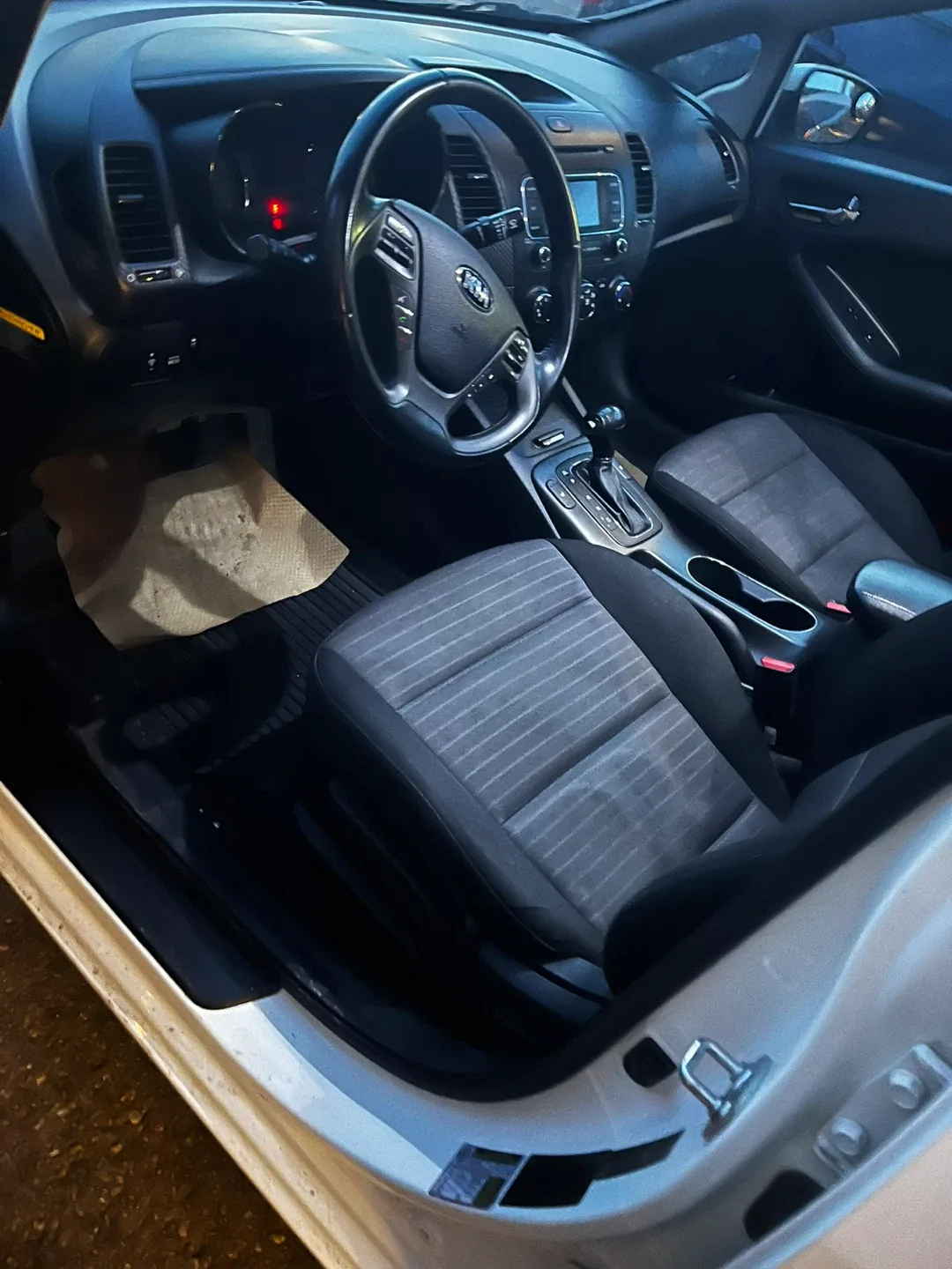 2015 Kia Forte - White Sedan image indicator(3)