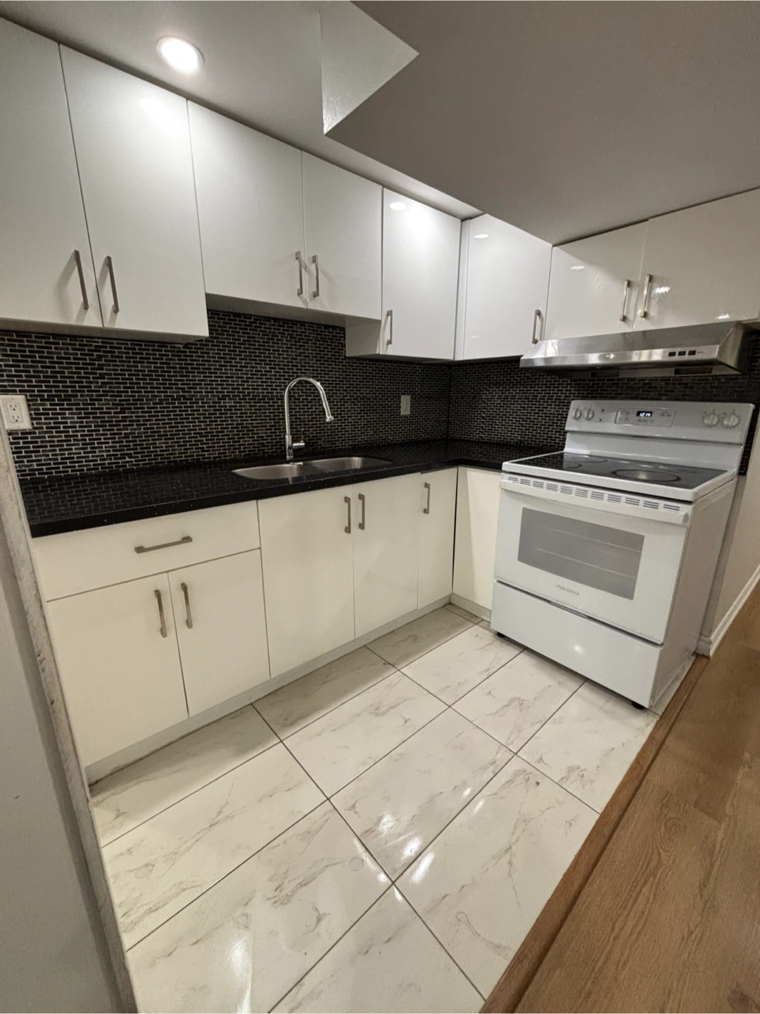 2 bedroom 1 bathroom separate basement apartment - photo 3