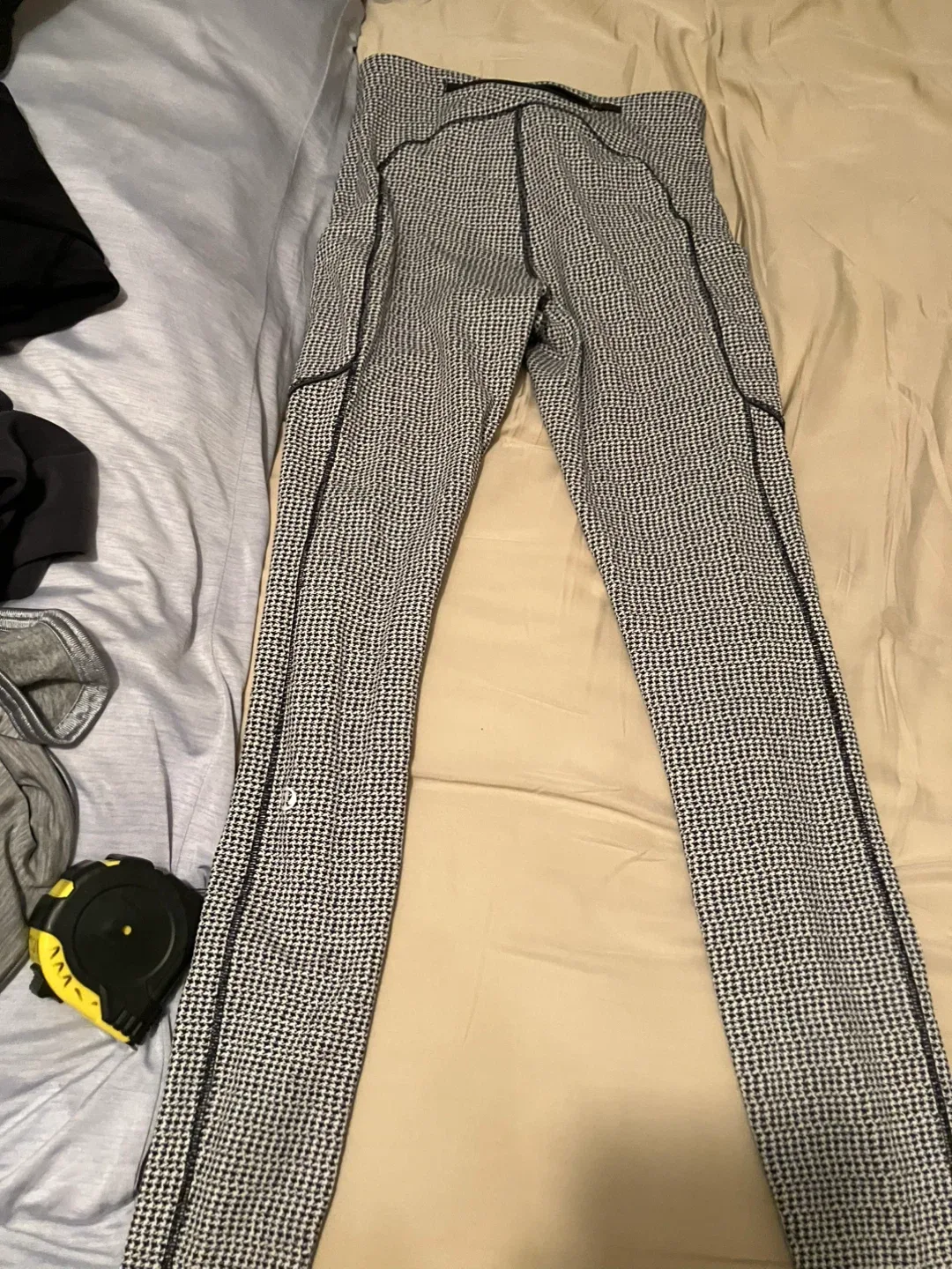 Lululemon Houndstooth Leggings - Size 6 image indicator(2)
