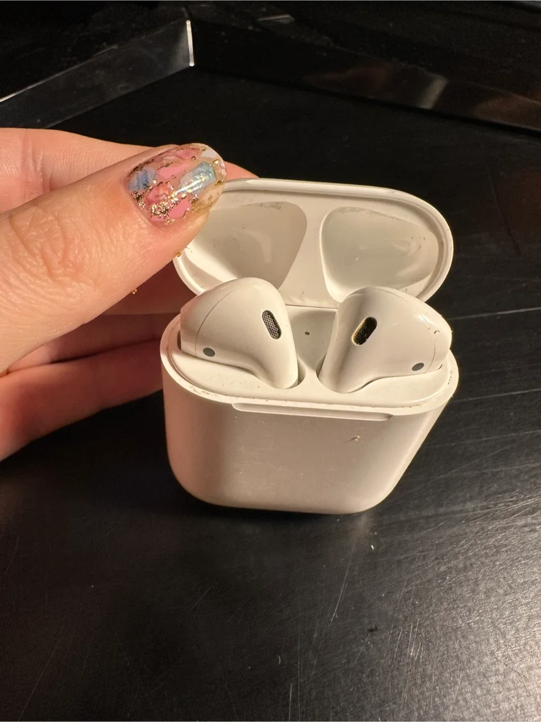 Apple AirPods 2nd Generation image indicator(2)