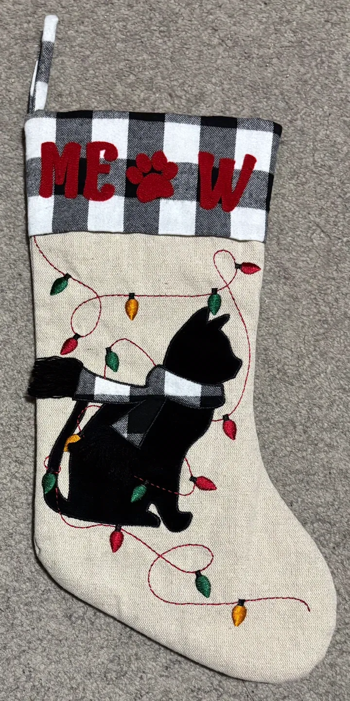 Christmas Stockings, Garland, Tree Skirt & Storage Bag image indicator(4)