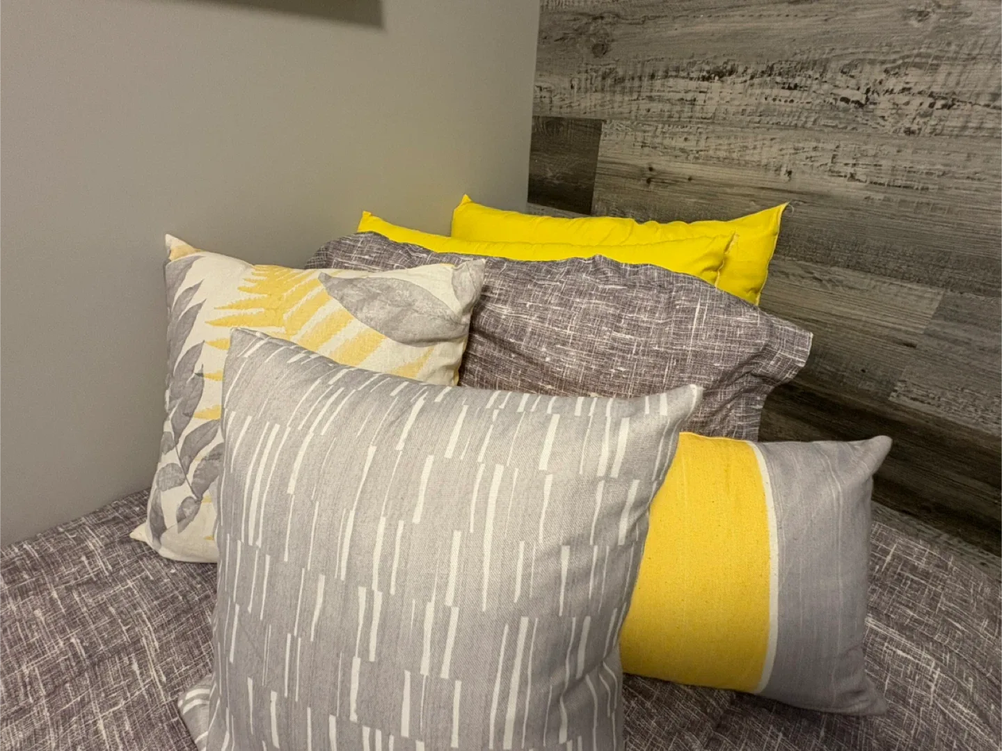 Twin mattress, box springs and comforter image indicator(2)