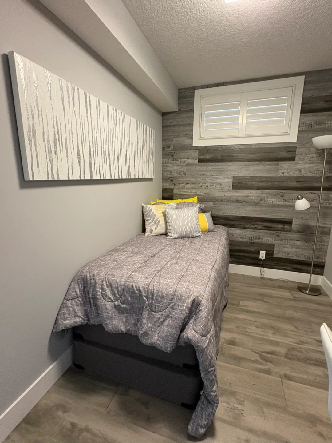 Twin mattress, box springs and comforter image indicator(3)