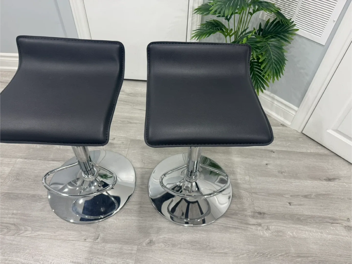 Set of 2 Black Bar Stools image indicator(2)