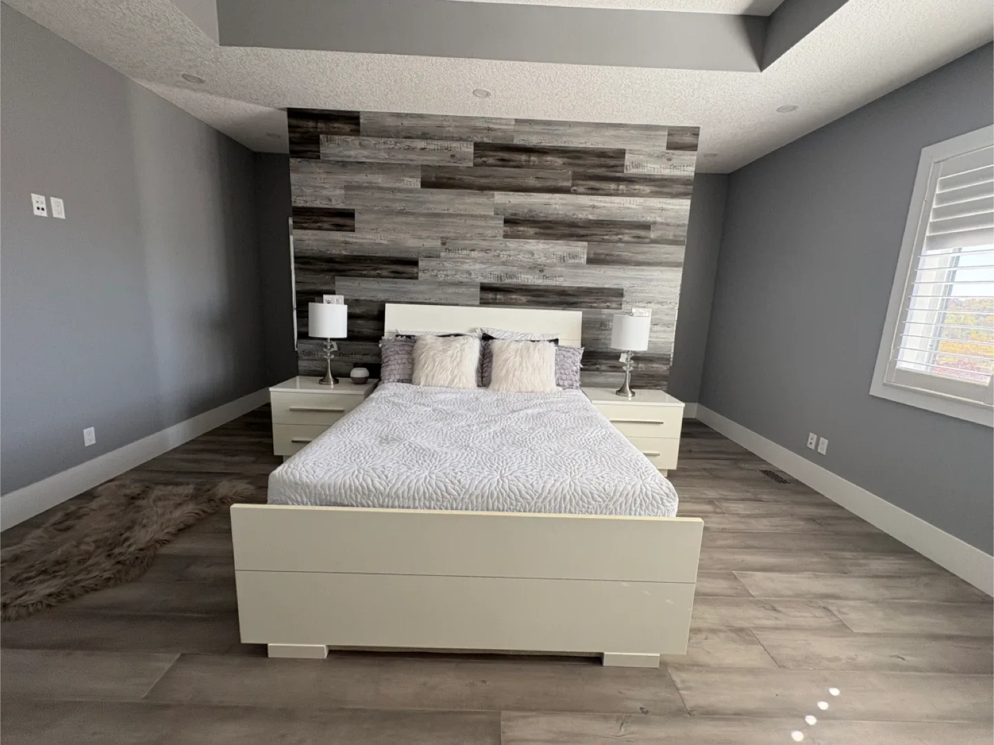 Table Lamps with Crystal Accent image indicator(2)