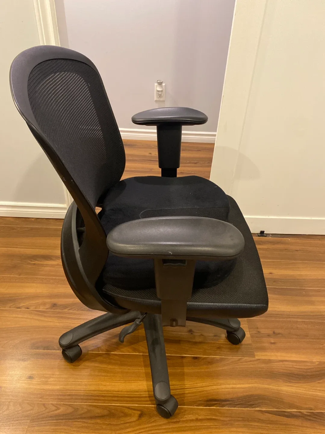 Ergonomic Seat *with Cushion provided* image indicator(2)