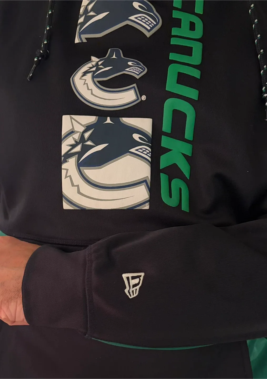 Rarity!!! Brand new, tag on, Medium New Era Canucks Hoodie image indicator(4)