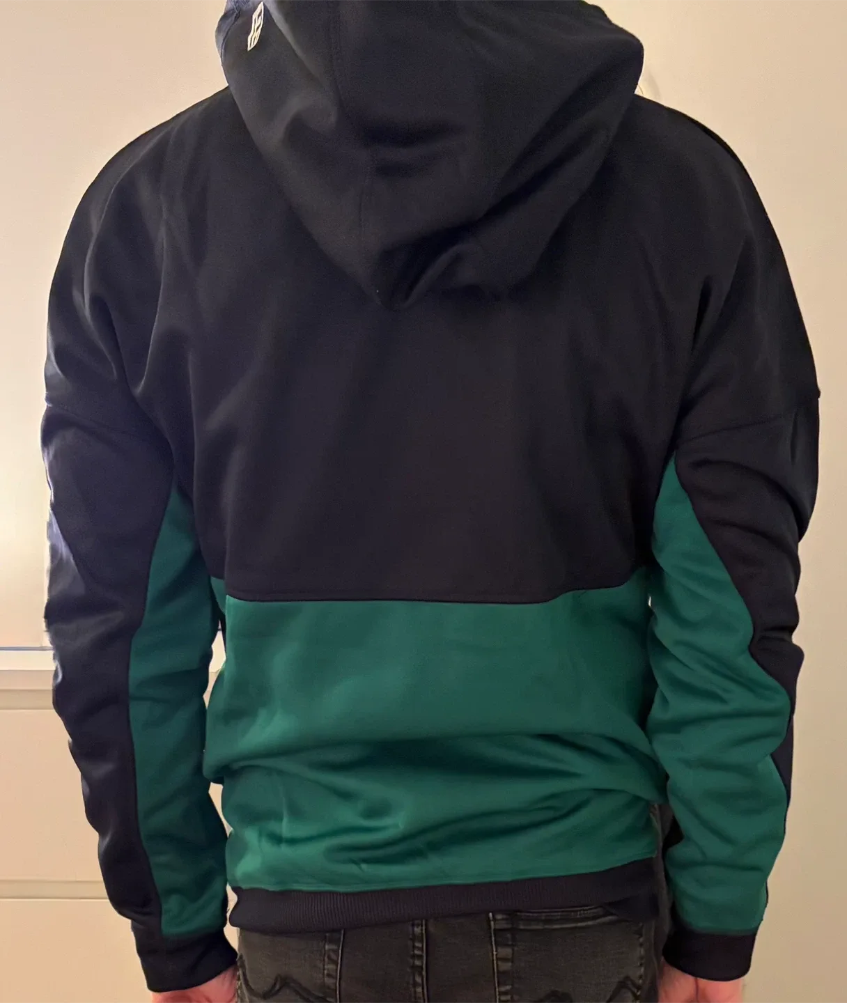 Rarity!!! Brand new, tag on, Medium New Era Canucks Hoodie image indicator(3)