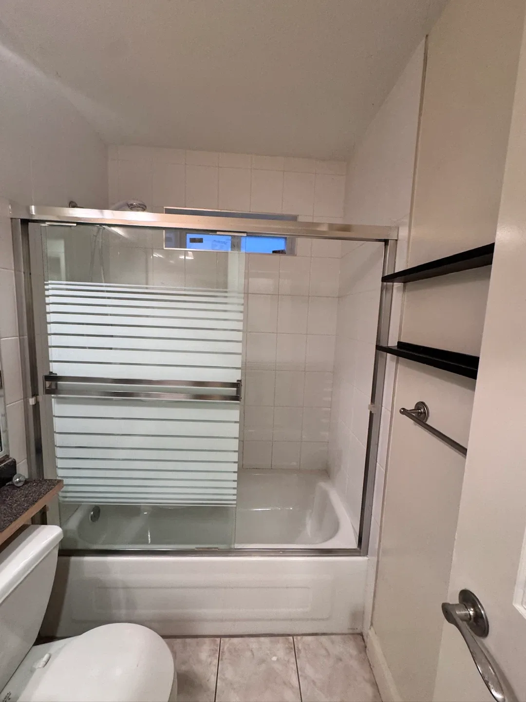 2 bedroom 1 bathroom basement available for rent image indicator(4)