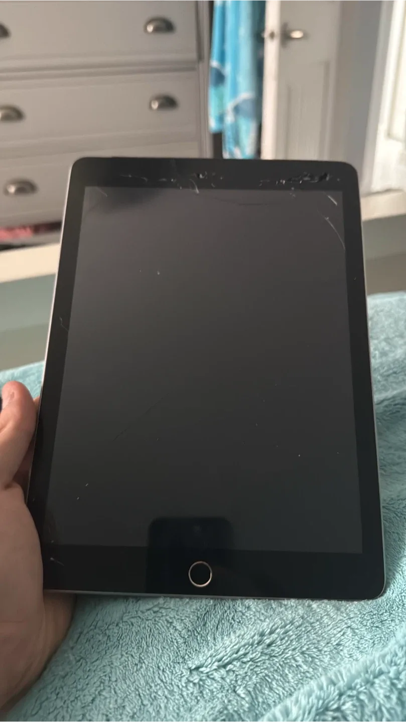 Cracked iPad - For Parts or Repair image indicator(2)