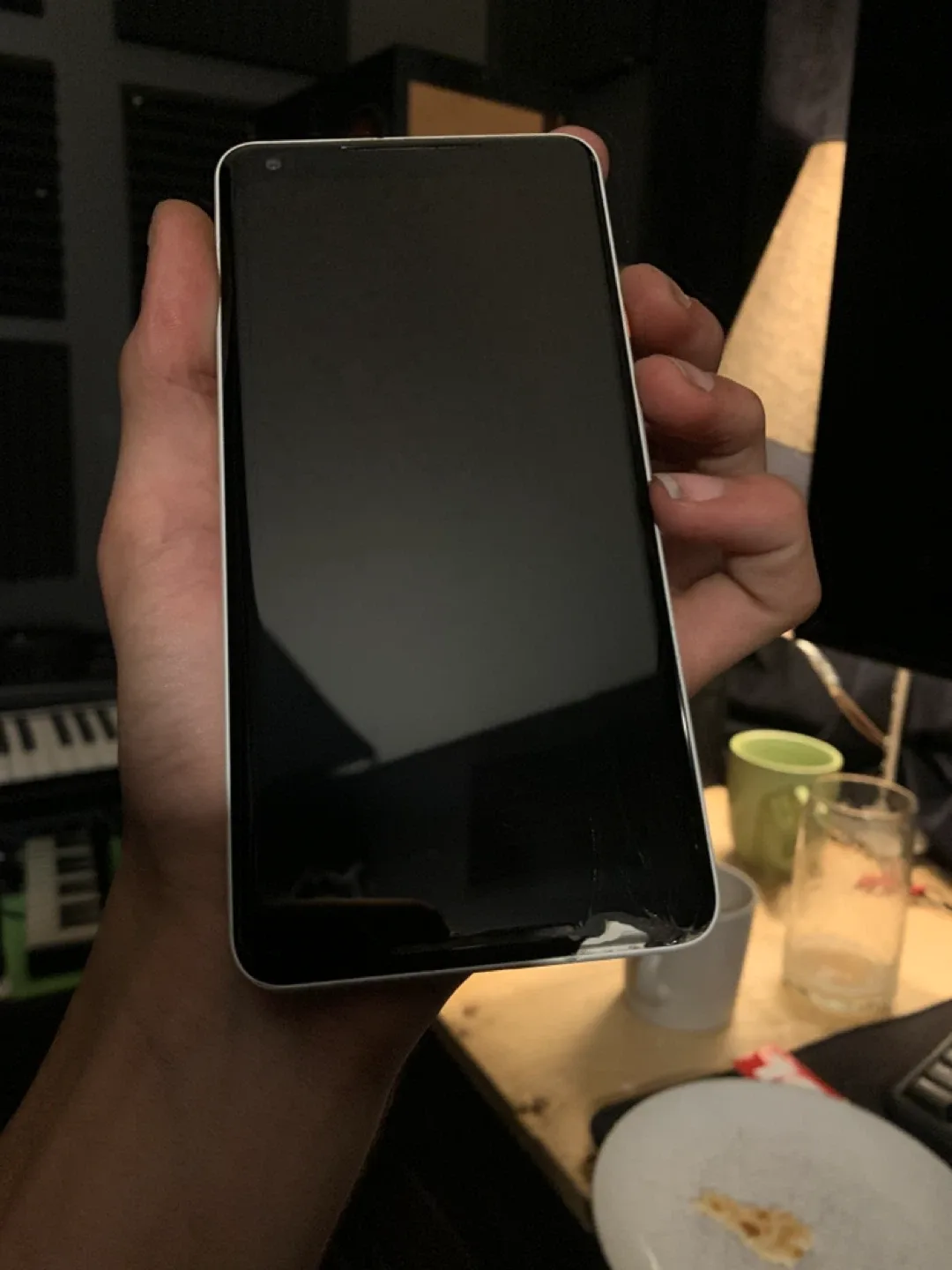 Google Pixel 2 XL broken screen and locked image indicator(4)