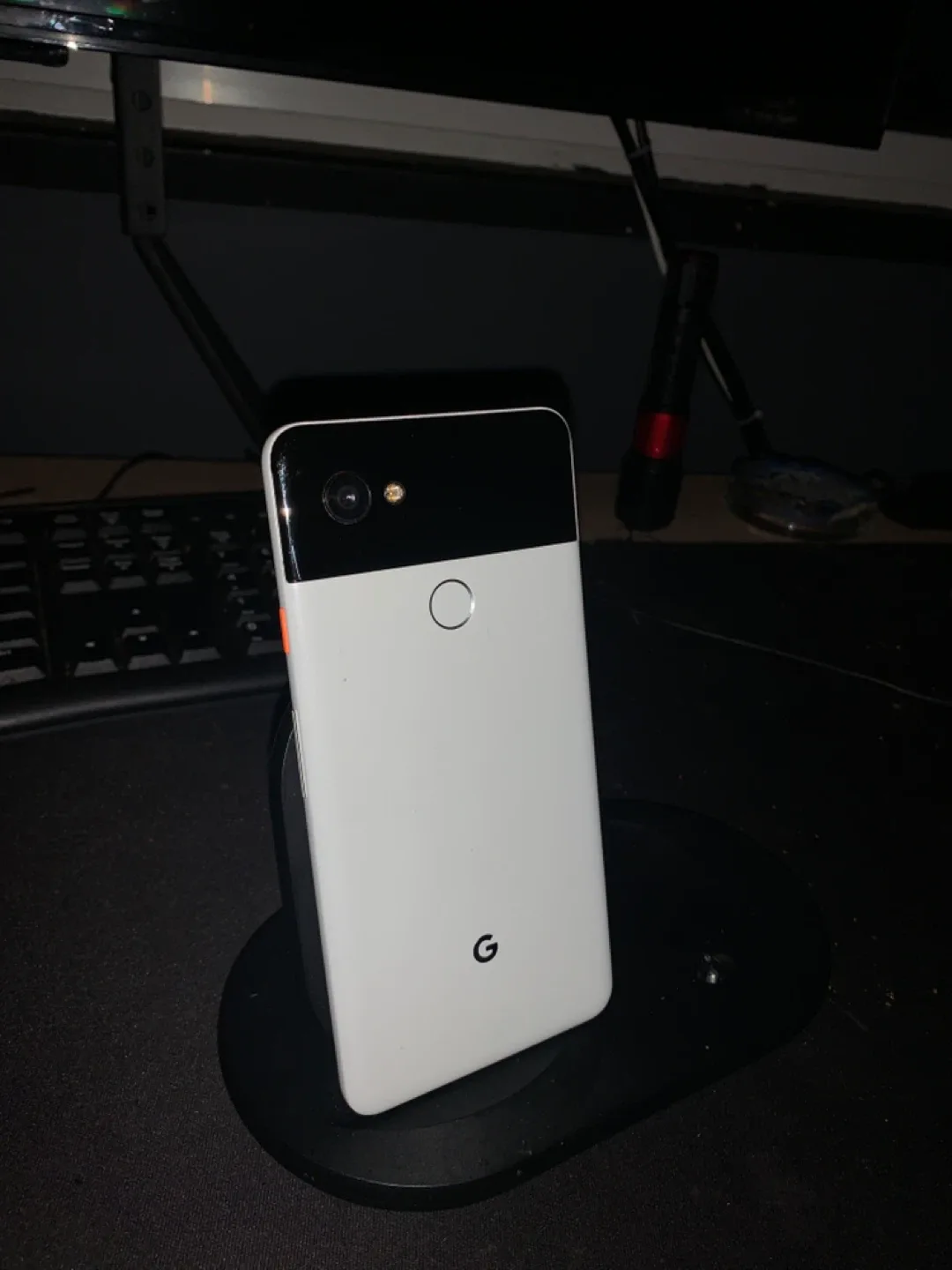 Google Pixel 2 XL broken screen and locked image indicator(2)