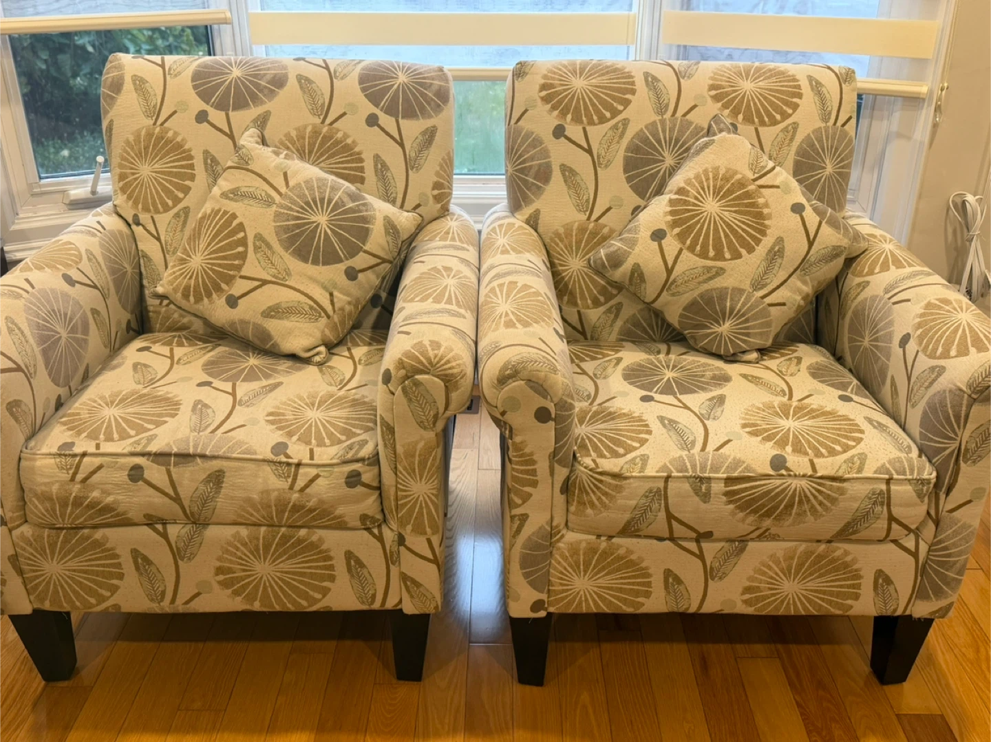 Pair of Floral Patterned Armchairs with Pillows - photo 3