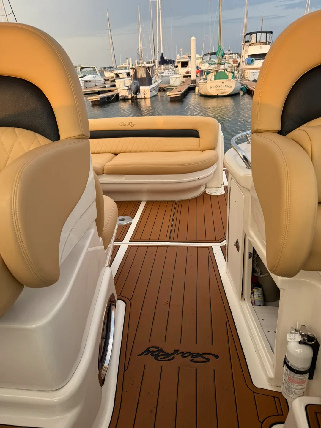 Sea Ray Boat Interior image indicator(5)