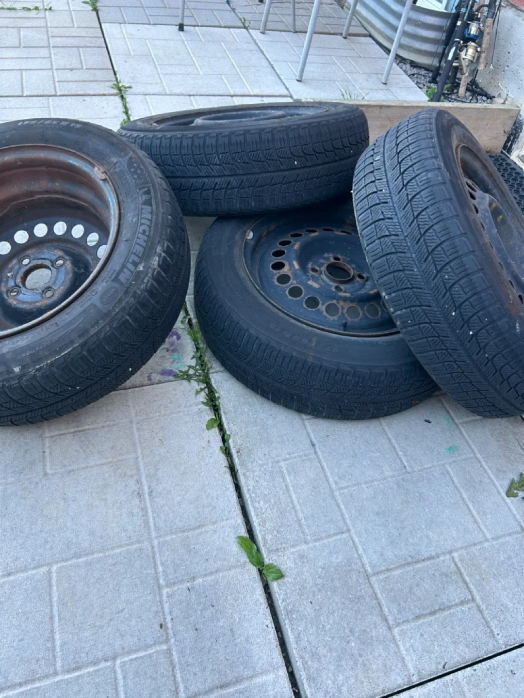 Set of 4 Michelin 175/65R15 Winter Tires image indicator(2)