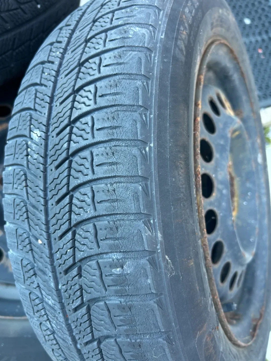 Set of 4 Michelin 175/65R15 Winter Tires image indicator(7)