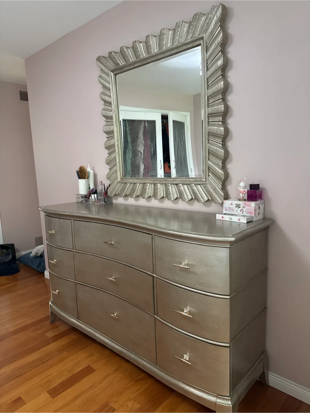 Quilted italian leather Beige Bed Frame & Dresser Set image indicator(5)