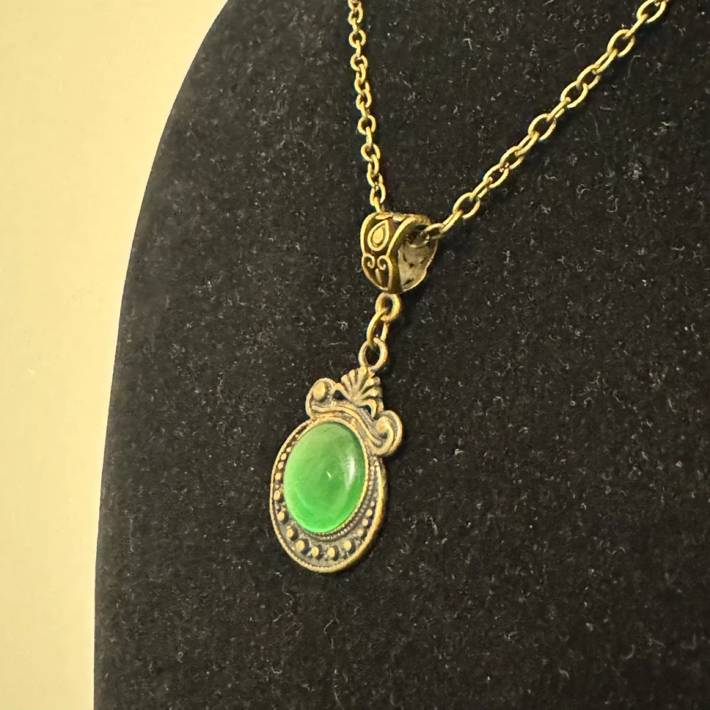 Victorian Renaissance Olive Green Pendant Necklace image indicator(5)