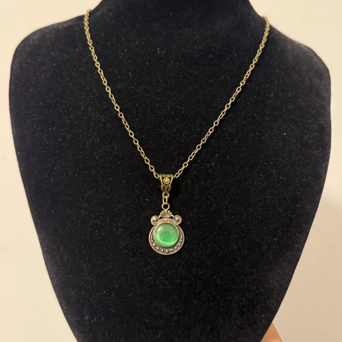 Victorian Renaissance Olive Green Pendant Necklace image indicator(2)