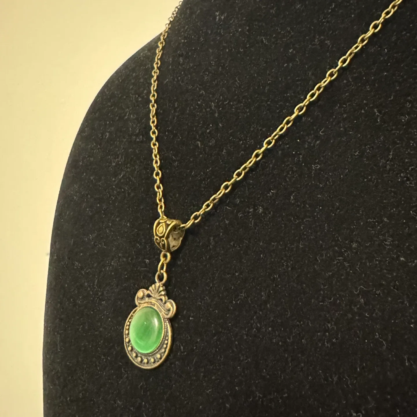 Victorian Renaissance Olive Green Pendant Necklace image indicator(3)