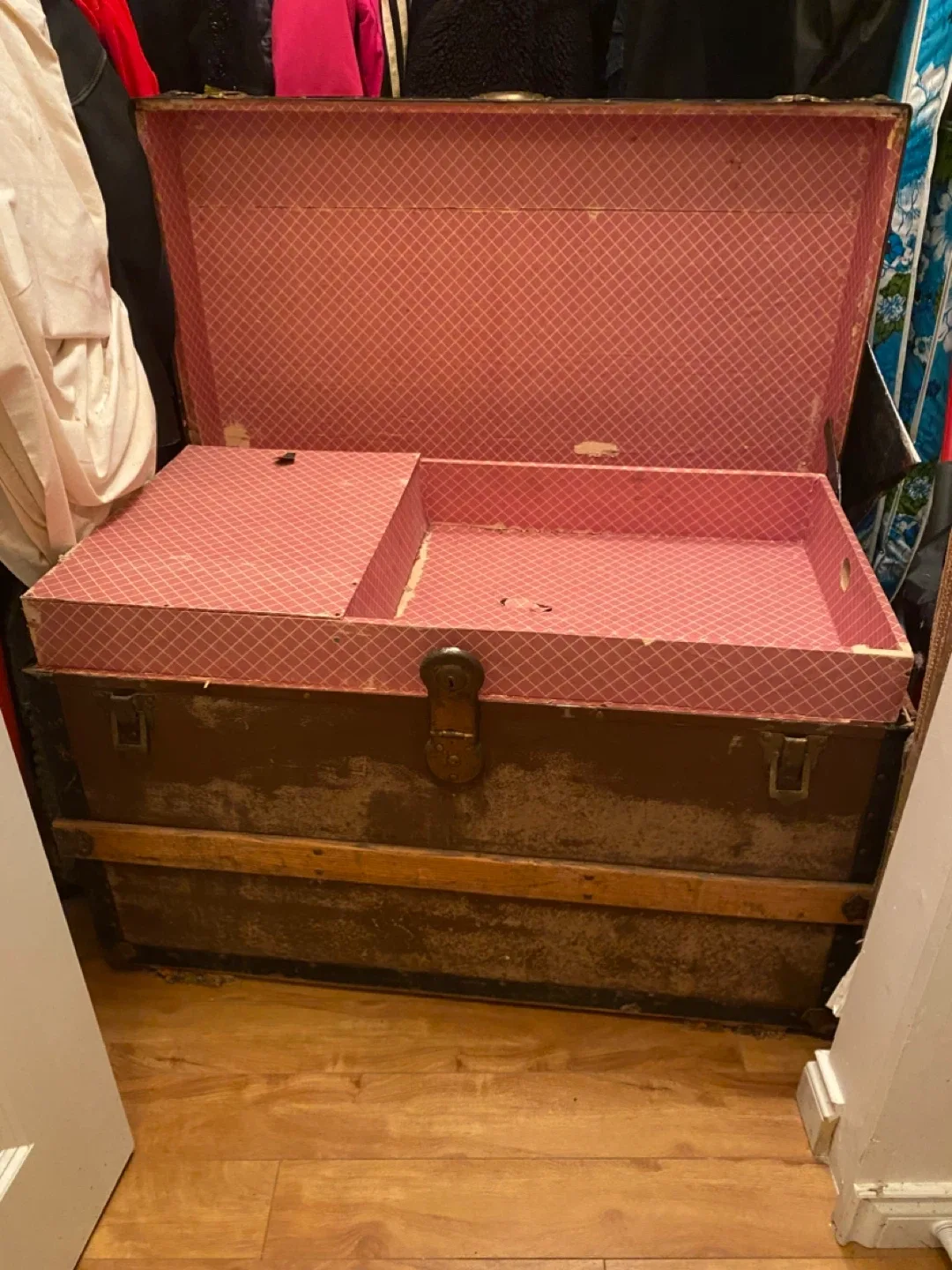 Antique Steamer Trunk image indicator(5)