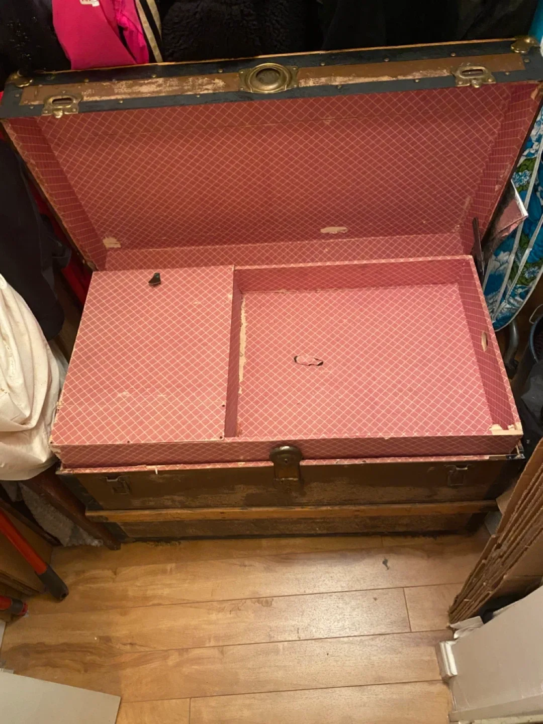 Antique Steamer Trunk image indicator(4)