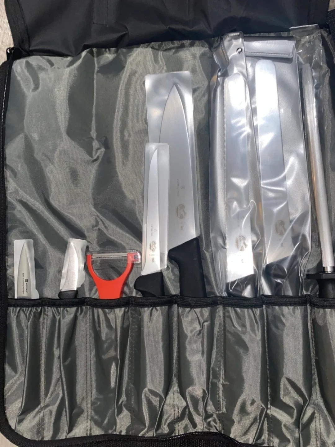Chef Gear Victorinox Knife Set with Case image indicator(2)
