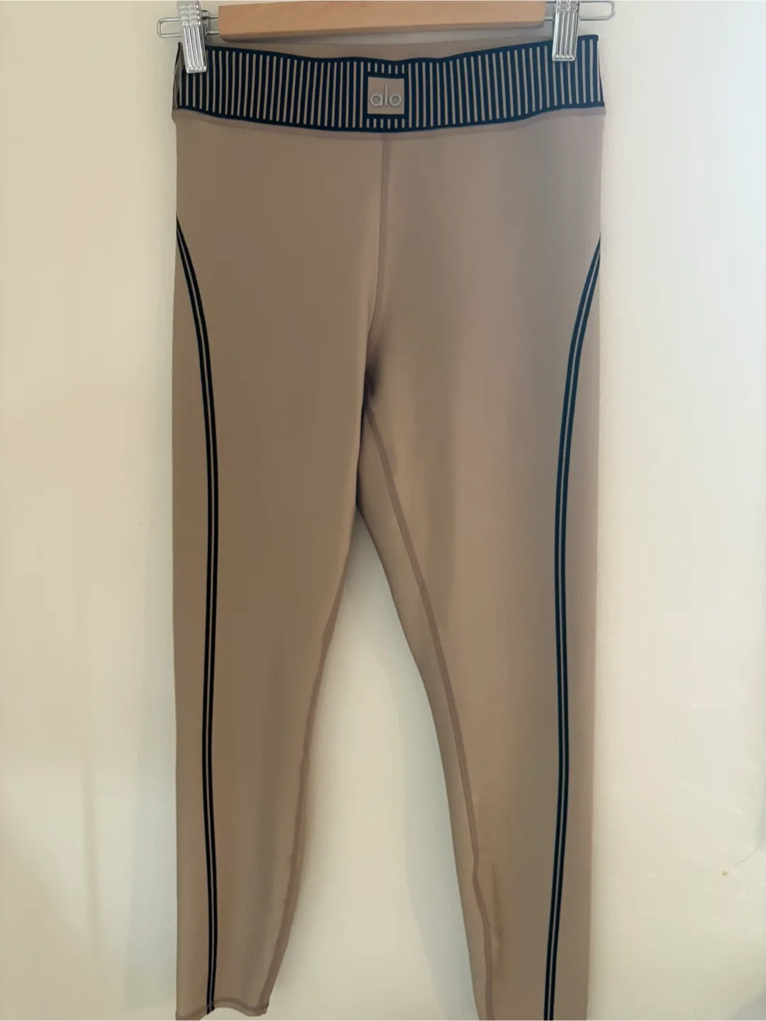 Alo Yoga High-Waist Legit Legging - Size Small image indicator(3)