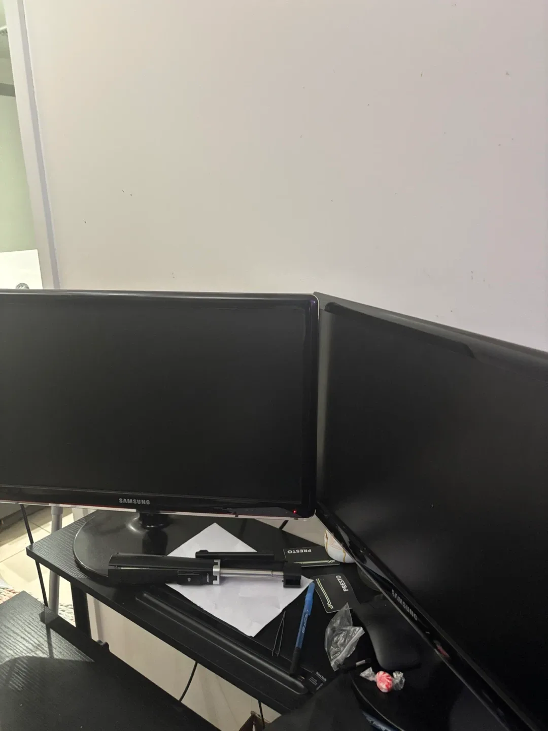 75” TV, Xbox 1 X, Couch, Queen size bed. image indicator(2)