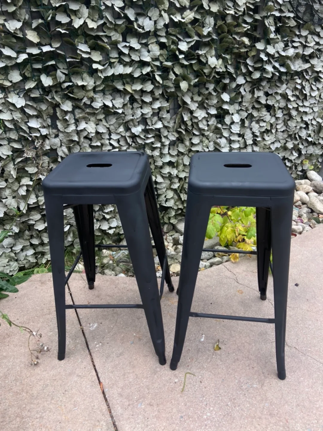 Set of 2 Black Metal Bar Stools image indicator(3)