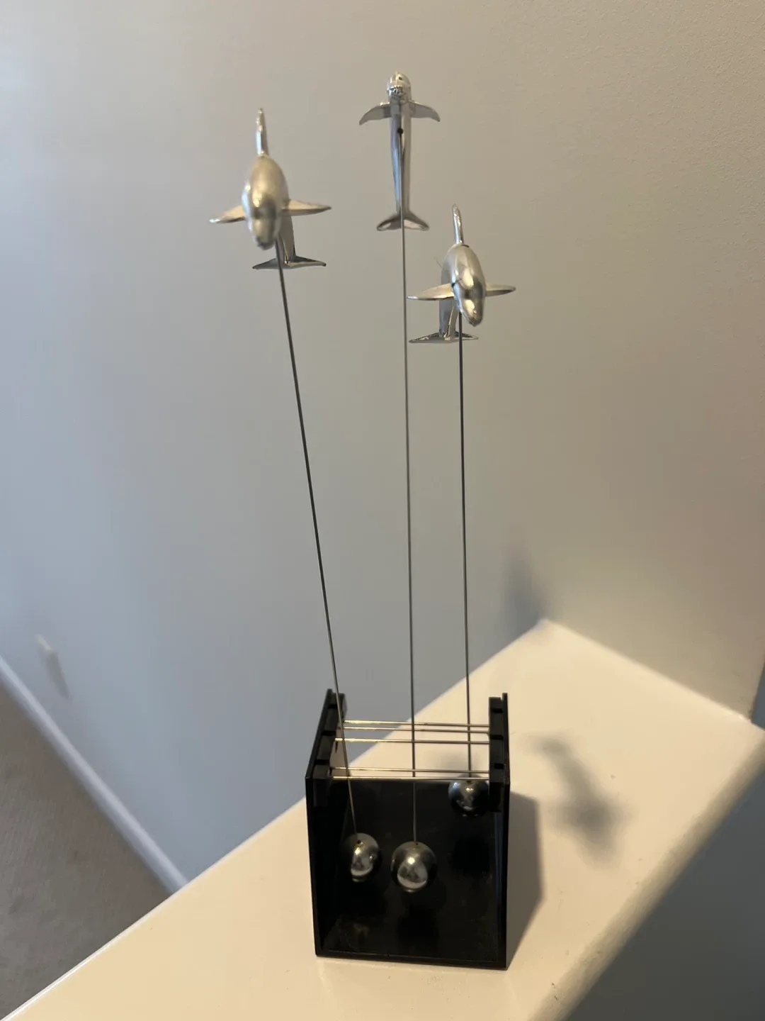 Dolphin Newton's Cradle image indicator(2)