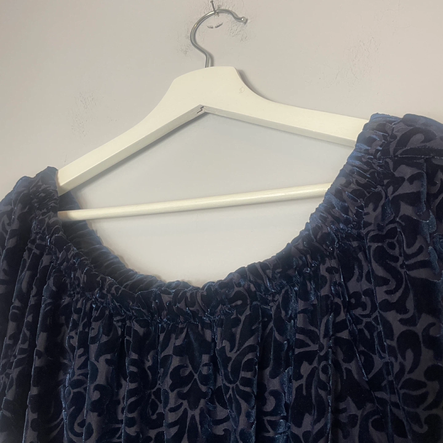 Hollister Navy Velvet Off-the-Shoulder Top Blouse Size Small - photo 3