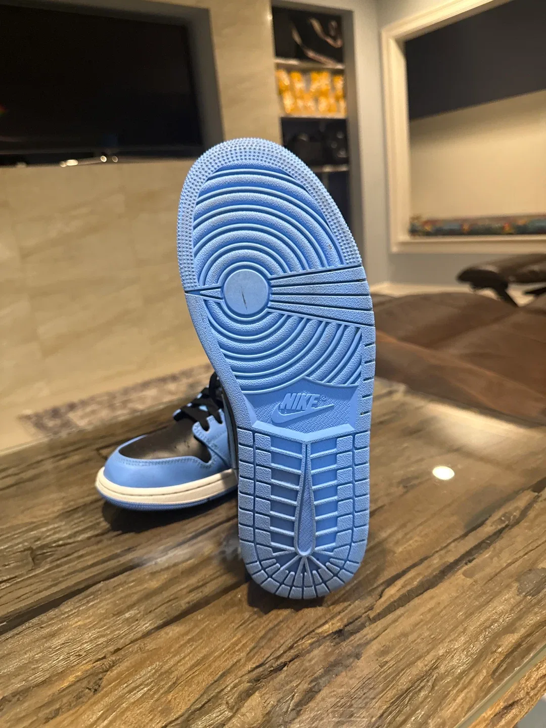 Air Jordan 1 Mid University Blue - Size 9.5 image indicator(2)