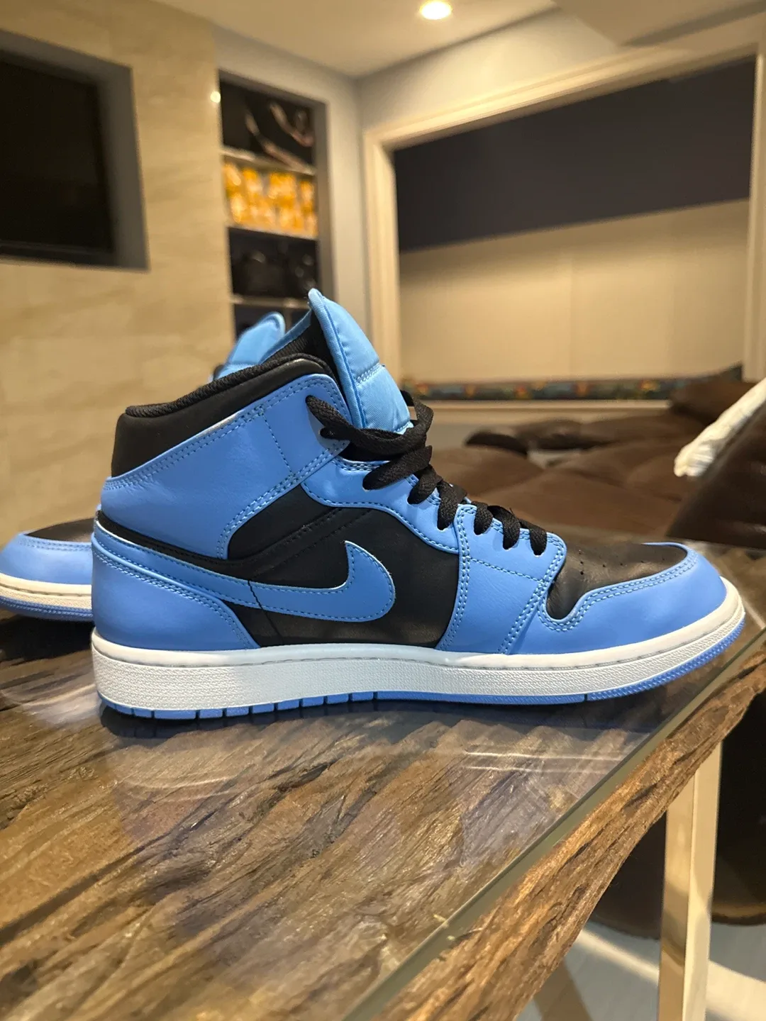 Air Jordan 1 Mid University Blue - Size 9.5 image indicator(4)