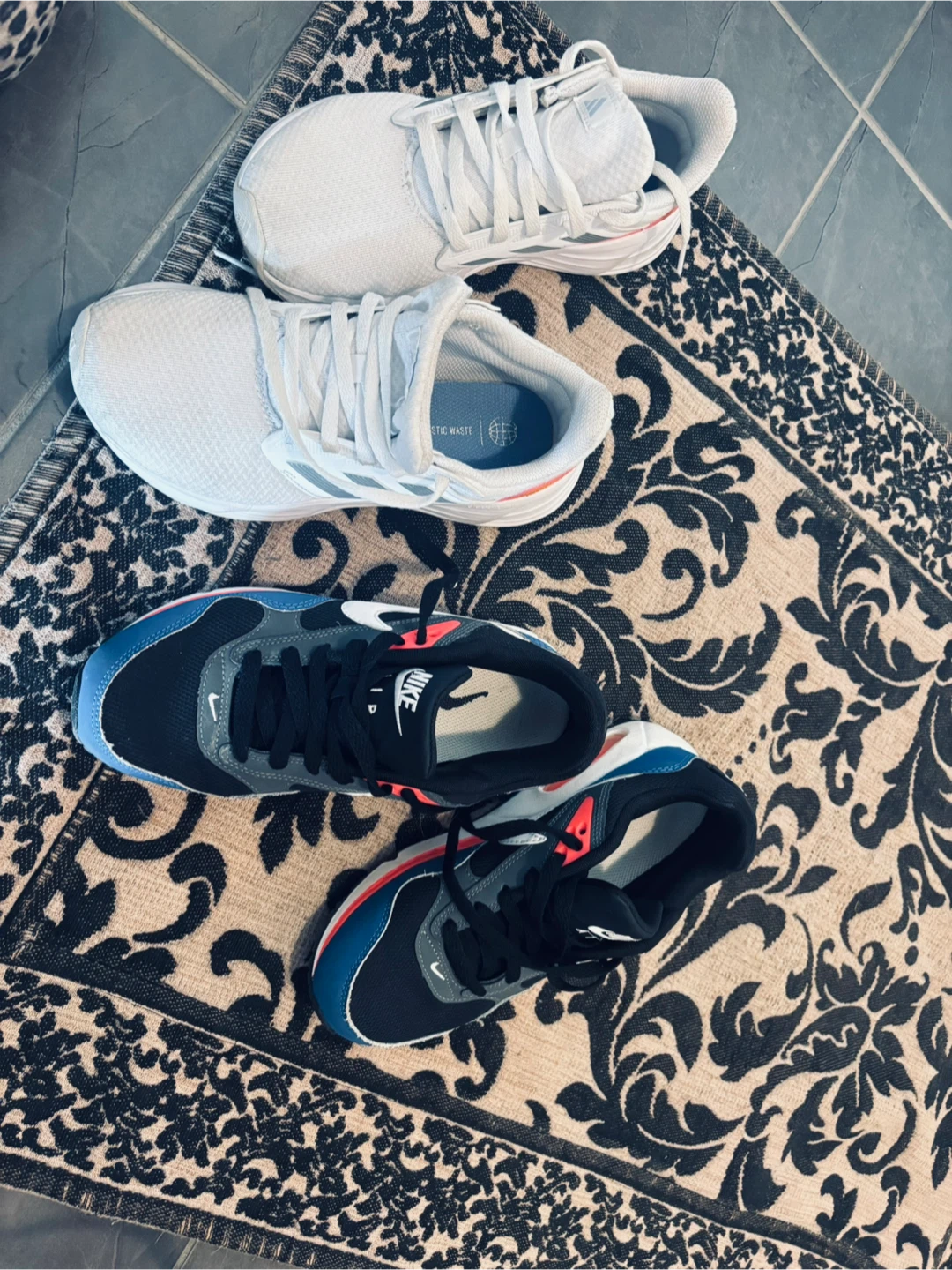 Nike Air Sneakers - US 5.5