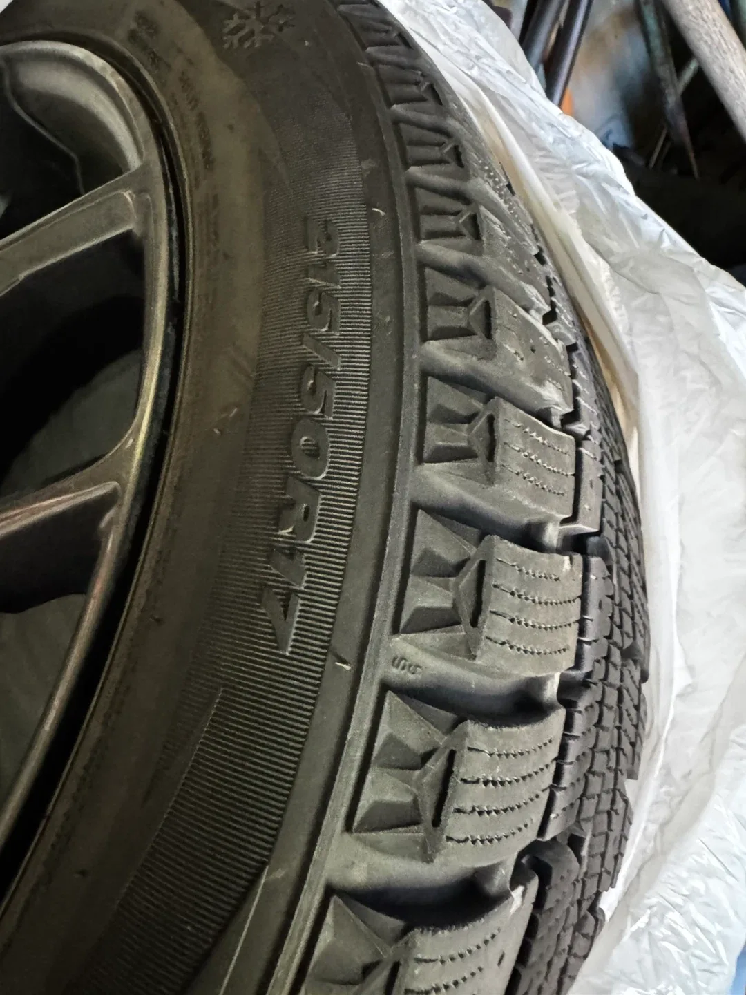17” alloy rims and winter tires image indicator(2)