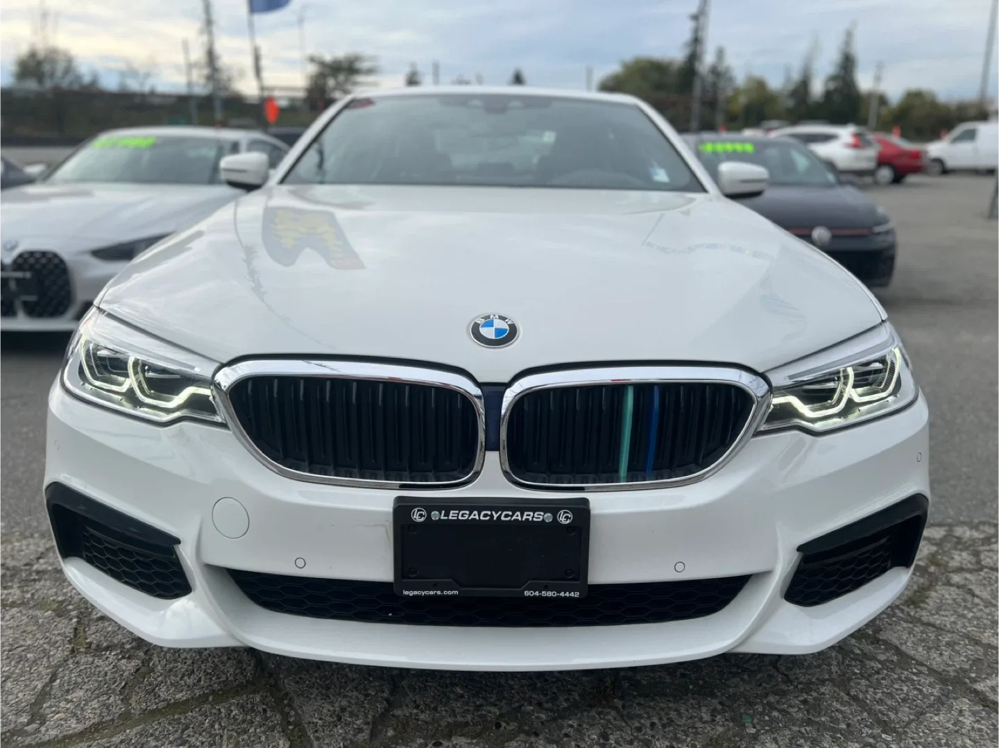 BMW 530i White Sedan image indicator(2)