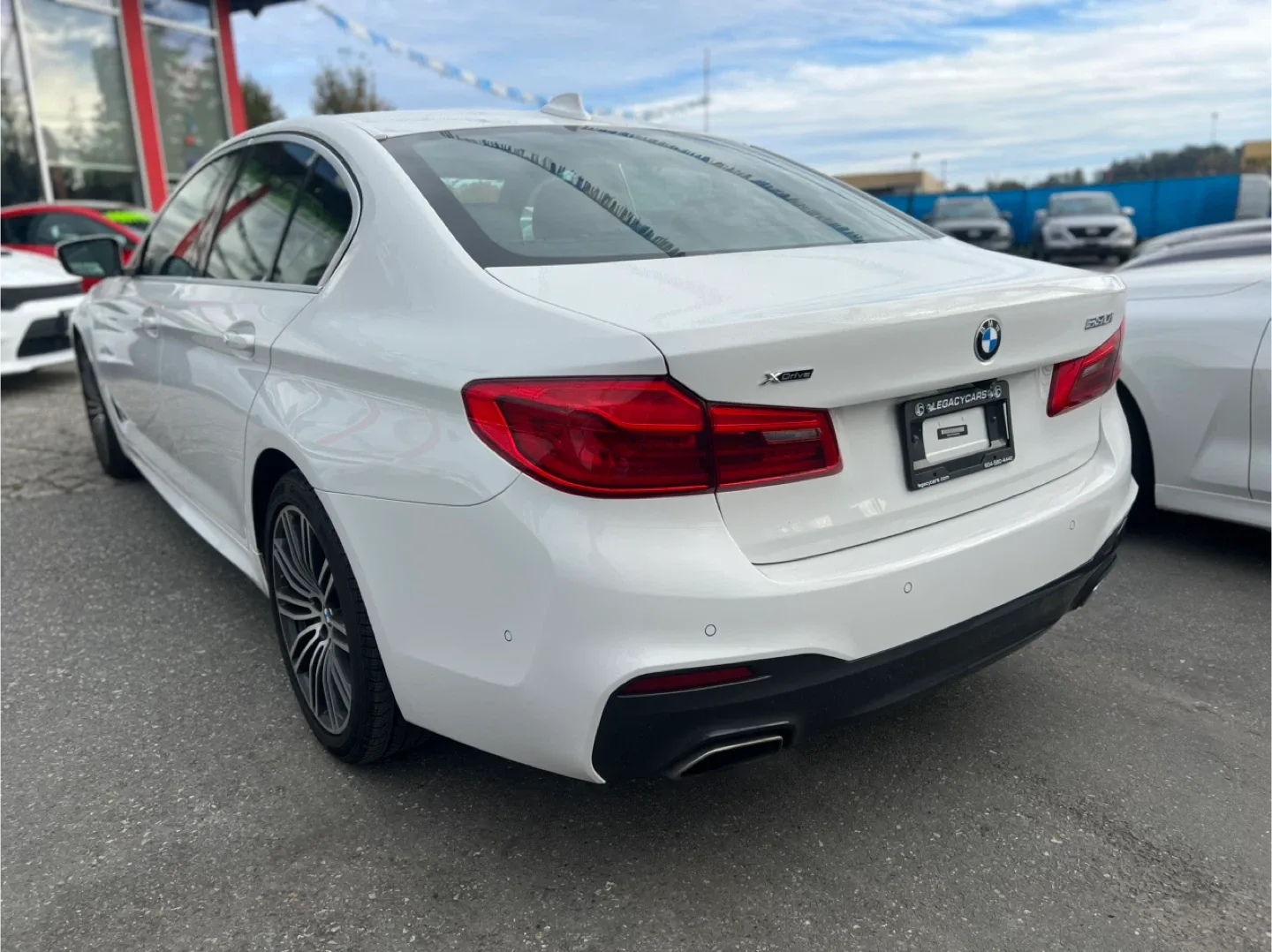 BMW 530i White Sedan image indicator(6)