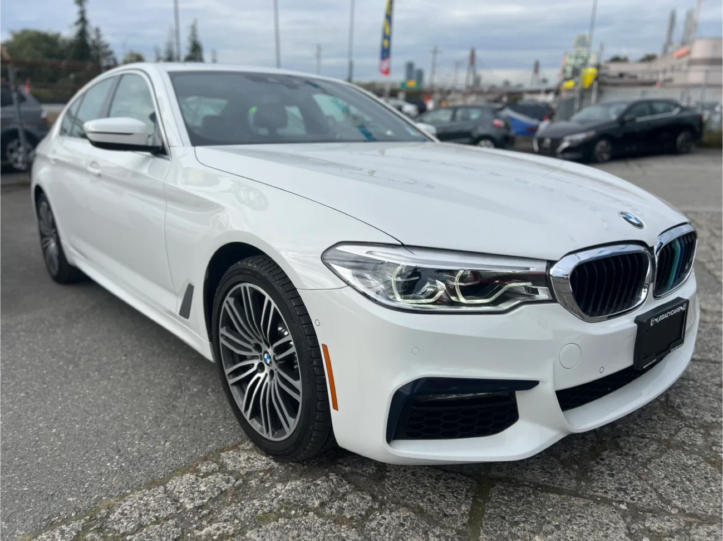 BMW 530i White Sedan image indicator(3)