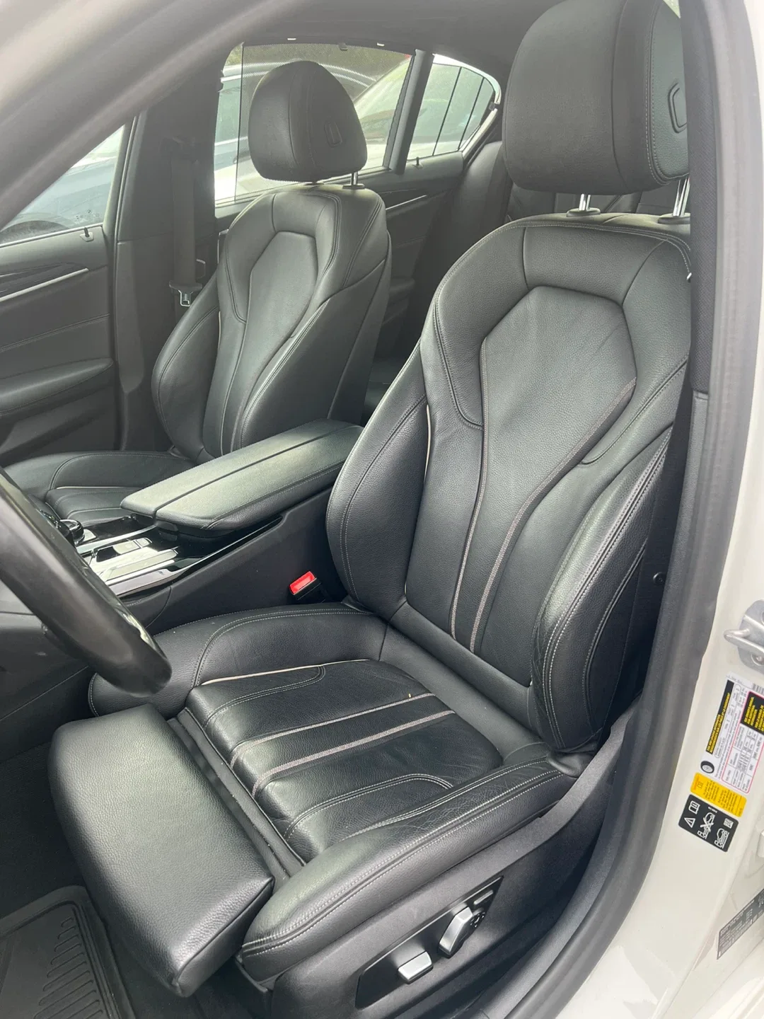 BMW 530i White Sedan image indicator(10)