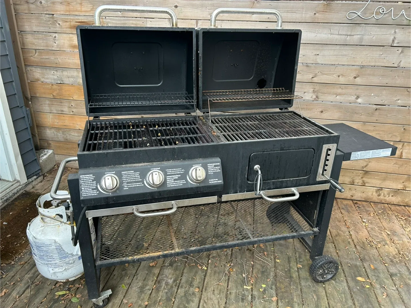 Black Gas/ Charcoal Combo Grill image indicator(2)