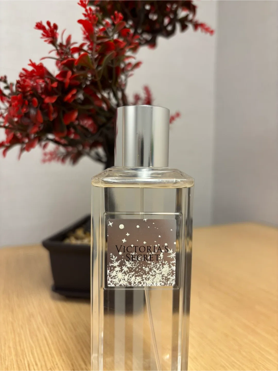 (NEW) Victoria's Secret Bombshell Holiday Fragrance Mist 250ml image indicator(2)