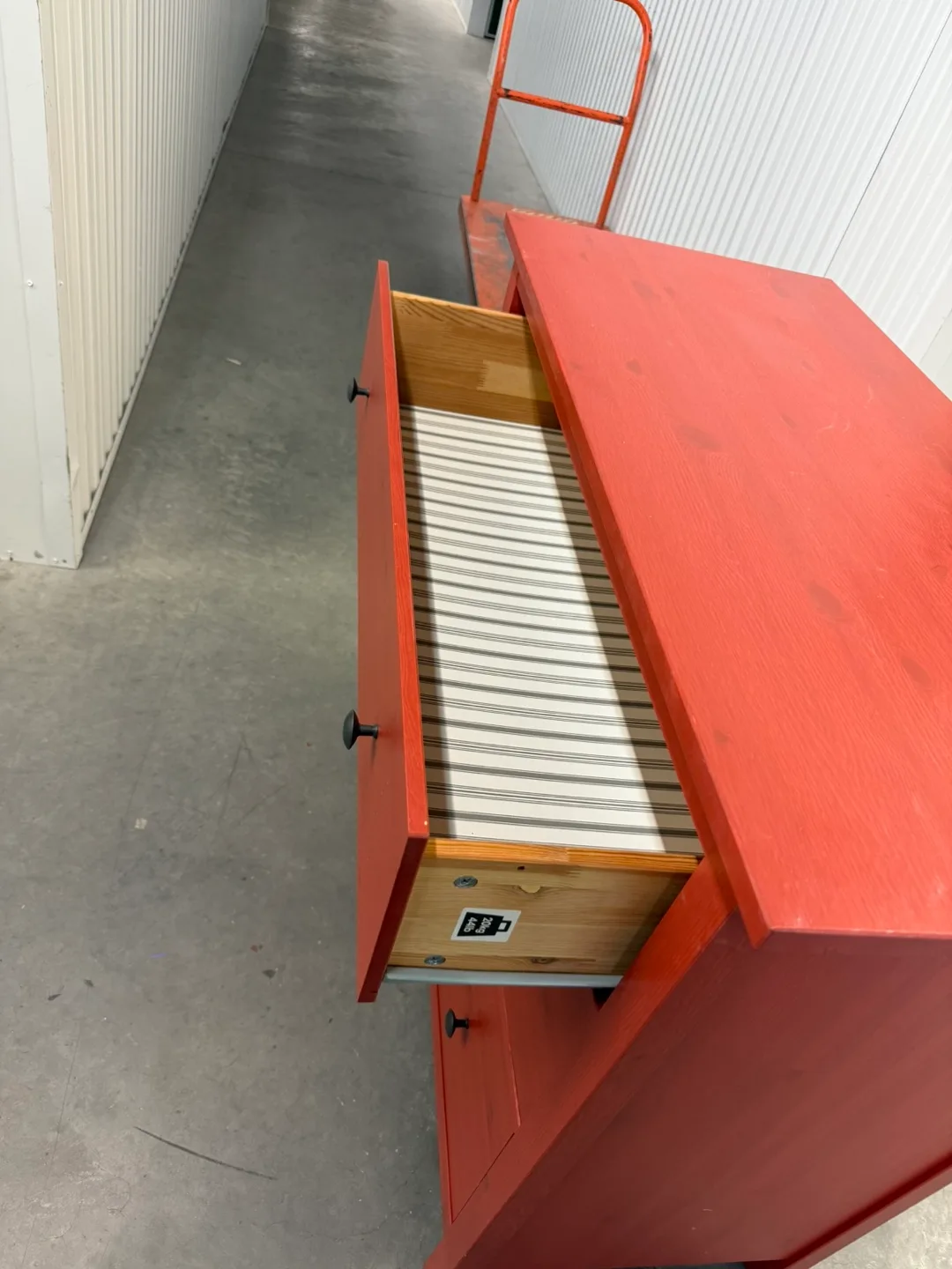 RED 3-DRAWER DRESSER image indicator(7)