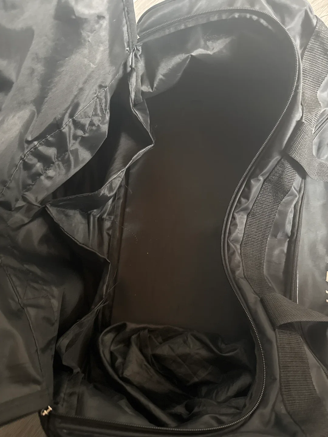 HER GYMVMT Black Gym Bag image indicator(2)