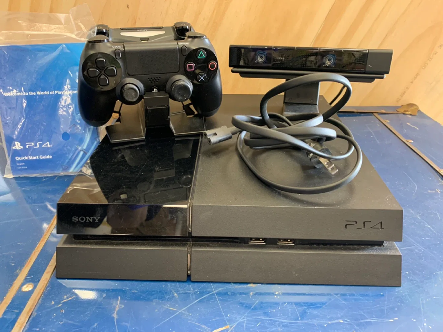 Sony PlayStation 4 (PS4) Bundle image indicator(2)