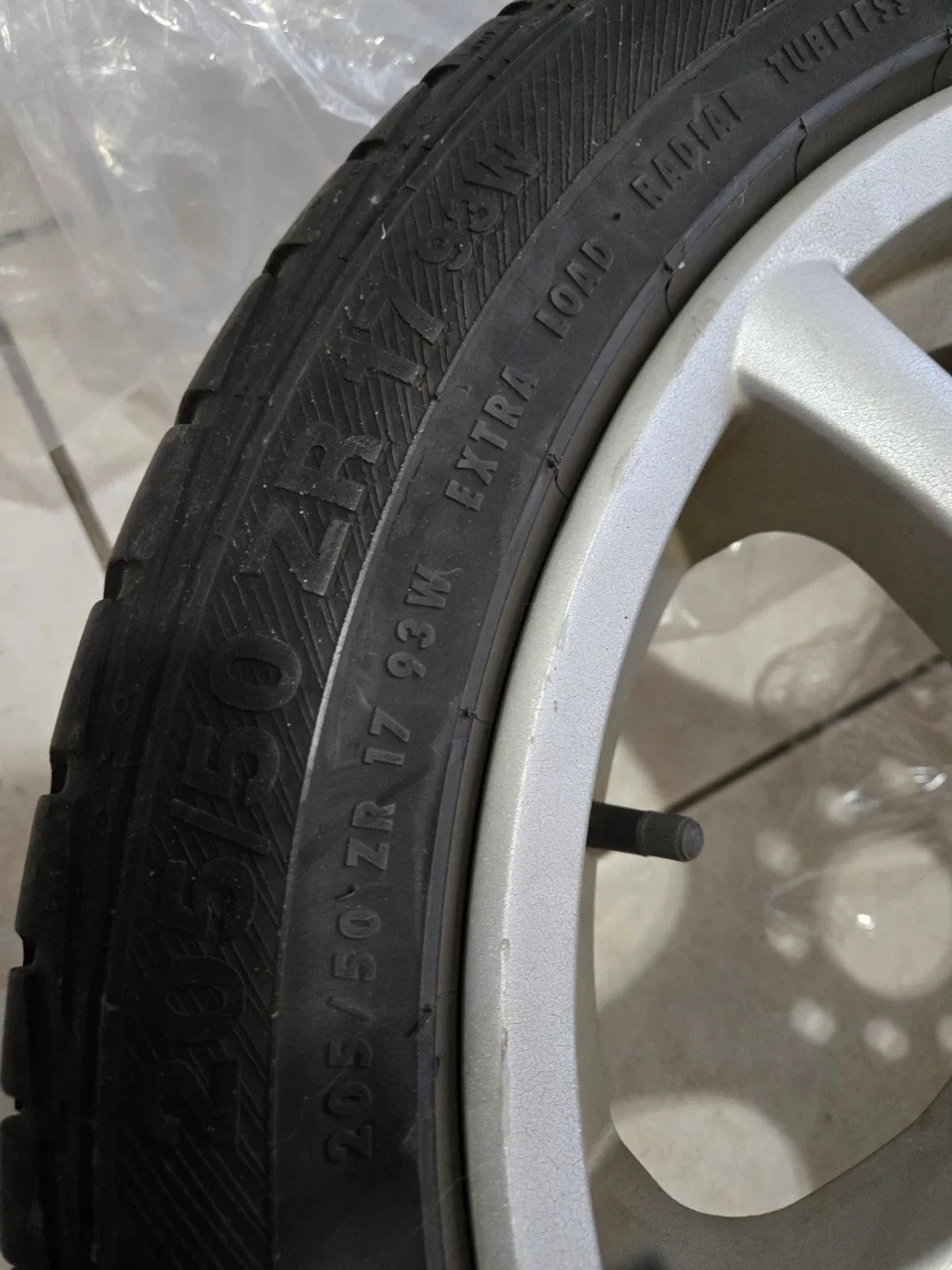 205/50ZR17 93W Tire with Silver Rim image indicator(2)